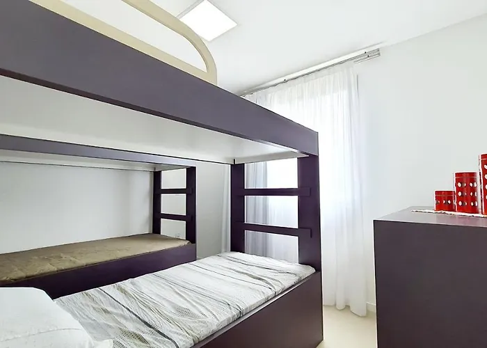 Residencial Renata - Apartamento Na Praia De Palmas - 3 Dormitorios A 300M Da Praia